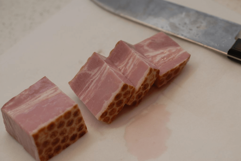 cut the bacon into 1~2cm thick slices