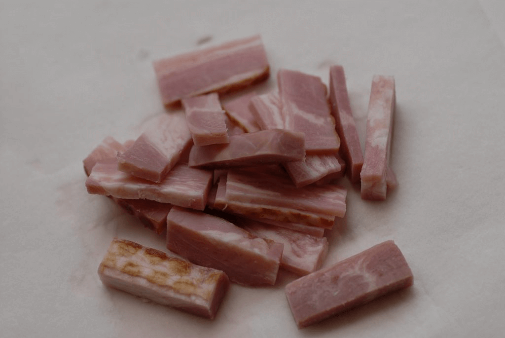 cut the thinly sliced bacon into 1cm pieces